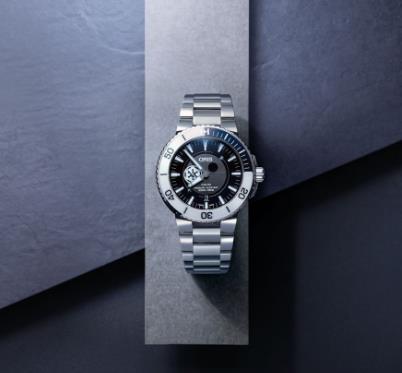 Inspired by the "Star Wars", the timepiece is cool and charming.